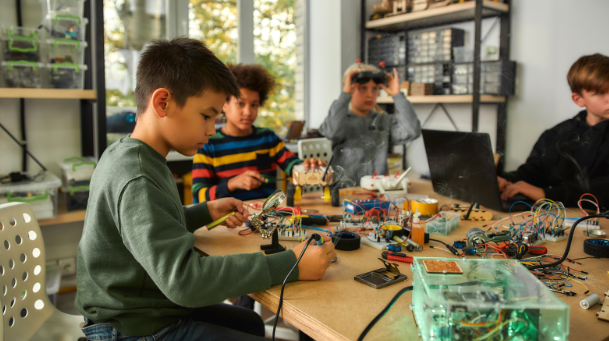 young people learning robotics, digital age, modern educational system